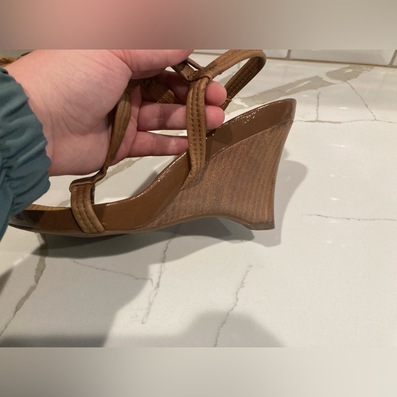 Women Kenneth Cole reaction brown tan wedge leather sandal shoe heel cork 7.5 - Picture 14 of 16